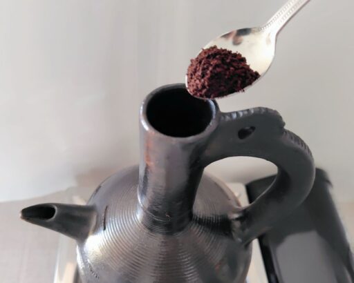 粉をポットに入れる