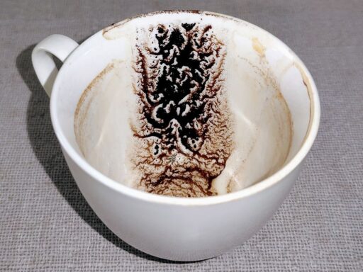 カップに浮かび上がるコーヒー粉の模様