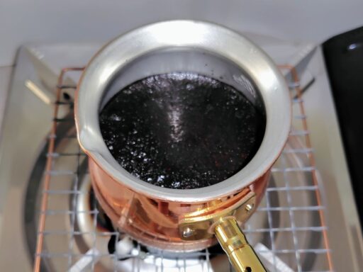 粉と水を入れ、弱火にかける