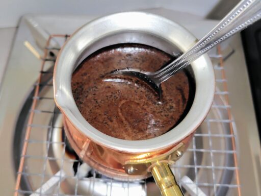 スプーンでかき混ぜる