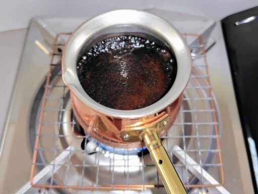 火から離して、軽くゆする