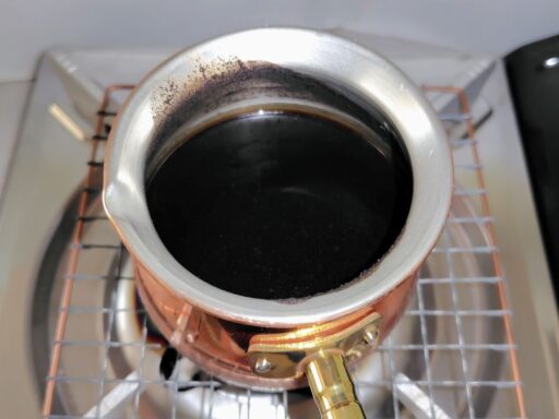 粉が沈むのを、しばらく待つ