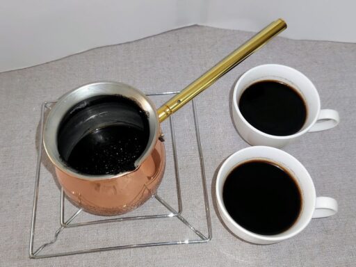 カップにコーヒーを注ぐ