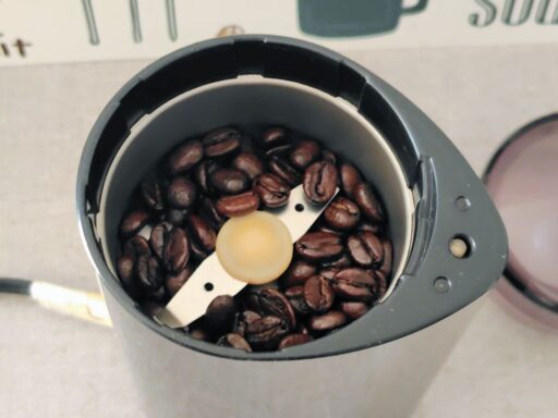 豆を容器に入れる