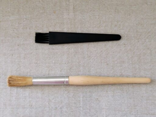 付属のブラシ（上）と市販のブラシ（下）