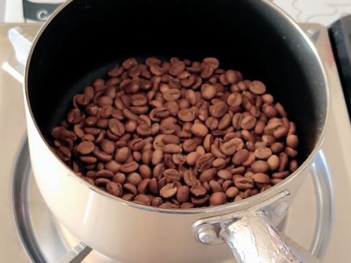 豆が黄色っぽくなる