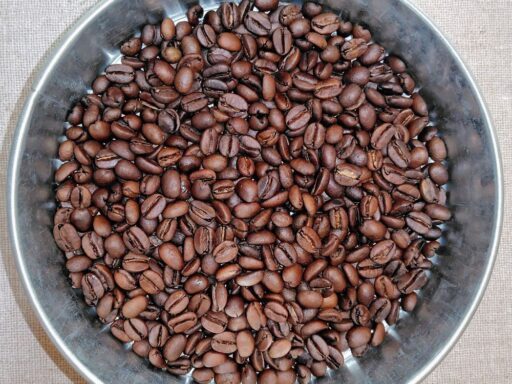 ザルに出した焙煎豆
