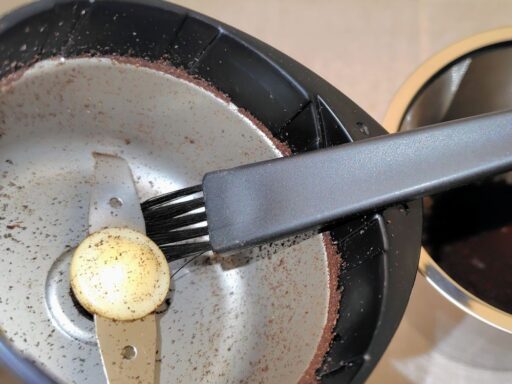 粉をブラシでかき出す