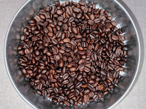 ザルに出した焙煎豆
