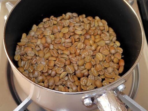 豆が黄色っぽくなる