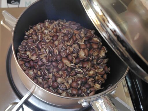 フタを開けて煙を排出する