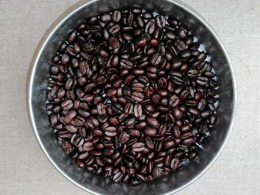 ザルに出した焙煎豆