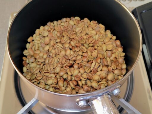 豆が黄色っぽくなる