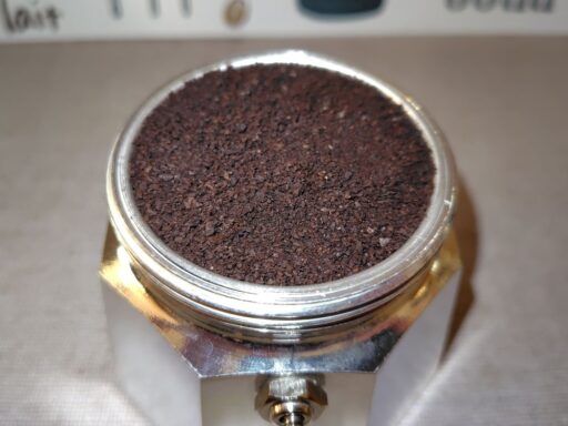 フィルターバスケットにコーヒー粉を入れる