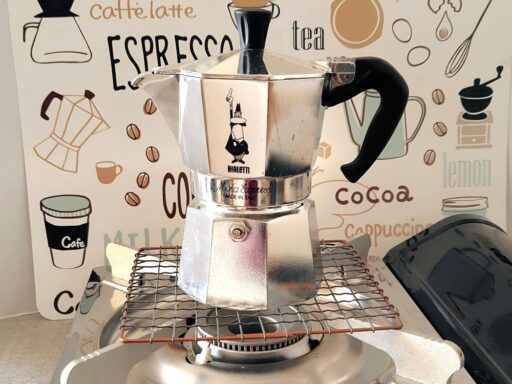 マキネッタを組み立ててコンロにセットする