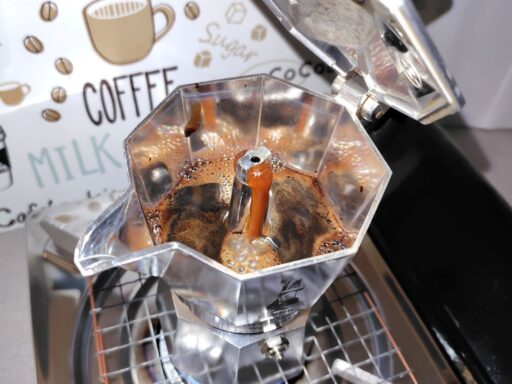 上部サーバーにコーヒーが出始める