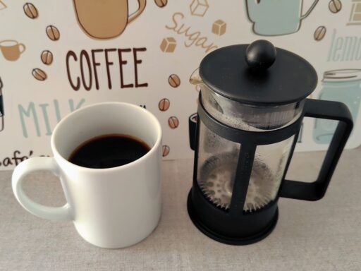出来上がりのカップとフレンチプレス
