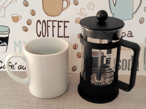 マグカップとフレンチプレス