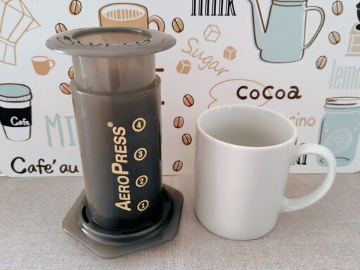エアロプレスとマグカップ