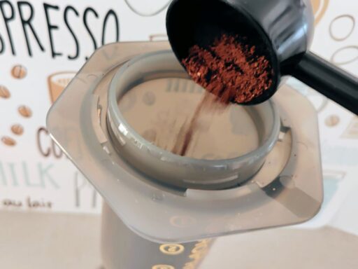 コーヒー粉を入れる