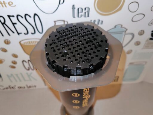 キャップを締めて空気を抜く