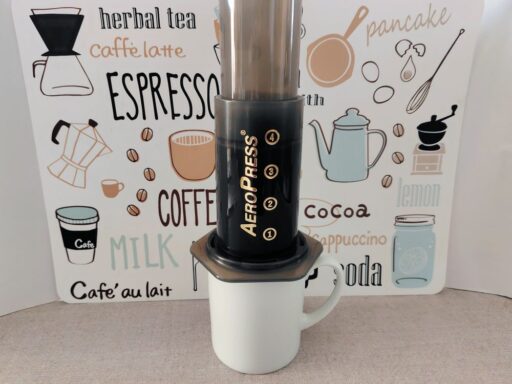 マグカップをかぶせてひっくり返す