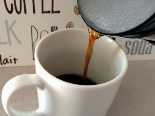 コーヒーを注ぐ