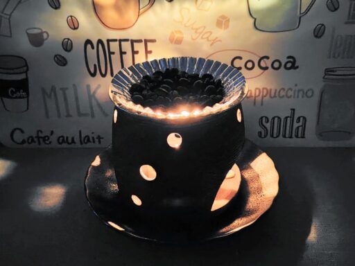 小窓から漏れ出る灯りを楽しむ