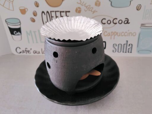 茶香炉（茶皿にアルミカップを乗せた状態）