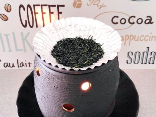 緑茶を茶皿に乗せた茶香炉