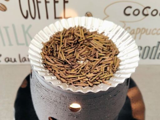 茎ほうじ茶を茶皿に乗せた茶香炉