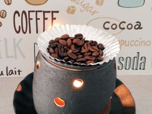 焙煎されたコーヒー豆を茶皿に乗せた茶香炉