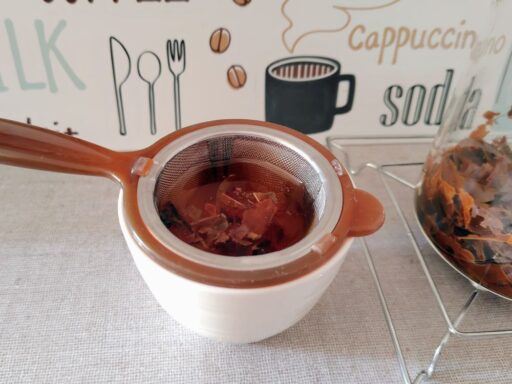 茶こしで漉してカップに注ぐ