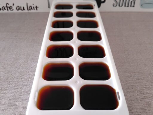 製氷皿に流し込む