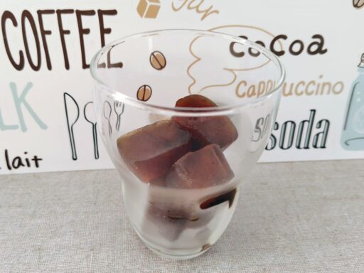 グラスにコーヒー氷を入れる