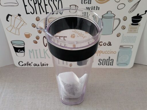 コーヒーパックをポットに入れる