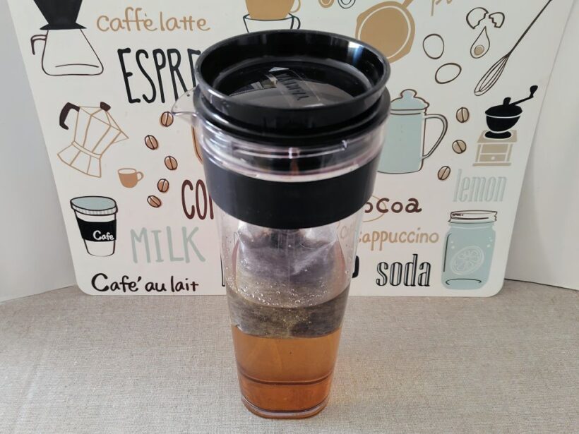 目標量の水を注いだら冷蔵庫に入れて８時間置く