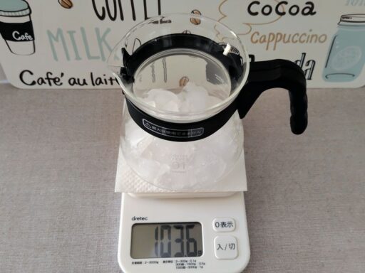 スケールにサーバーを乗せて氷を入れる