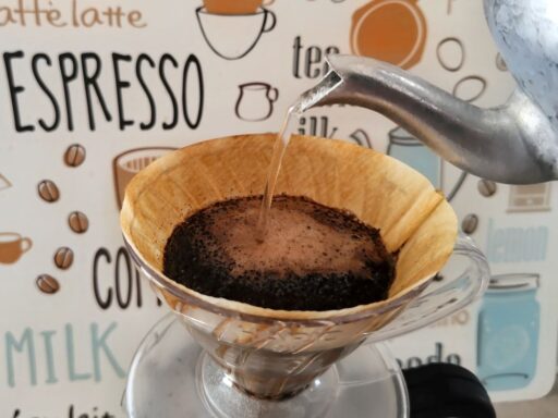 残りのお湯をゆっくりと注いで濃いめに抽出する