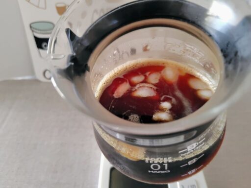 サーバーをゆすってコーヒー全体を均等に混ぜ合わせる