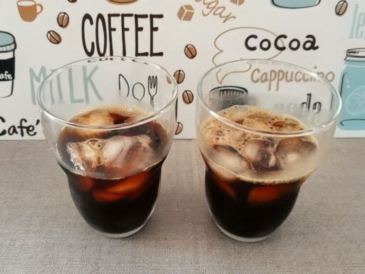 氷の入ったグラスにコーヒーを注ぐ