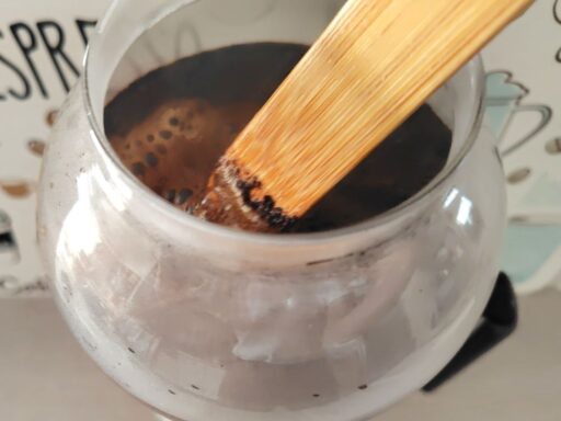 粉とお湯がなじむように手早く撹拌する