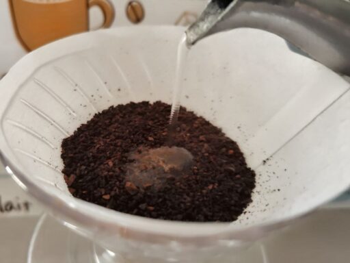 少量のお湯を注いで、粉全体に浸透させる