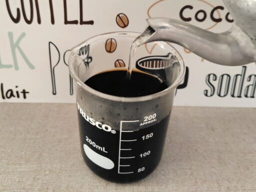 コーヒー抽出液に挿し湯をする