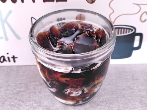 適量の牛乳をかける