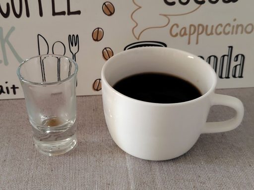 聞香杯のコーヒーをカップに移す。