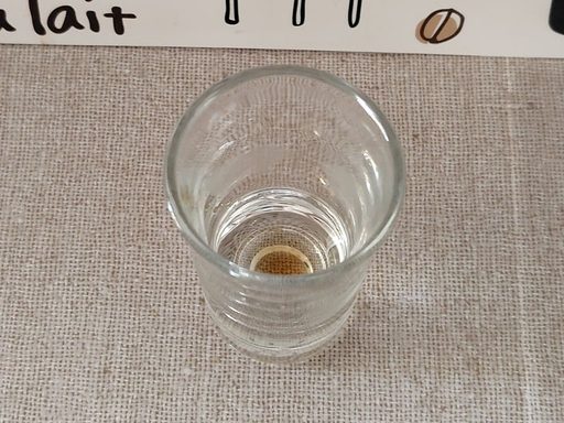 聞香杯に残る香り（残香）を楽しむ。