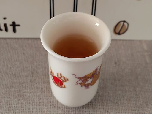聞香杯にお茶を注ぐ。