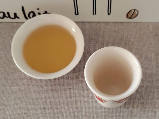 聞香杯に残る香り（残香）を楽しむ。