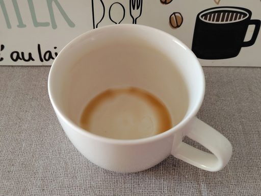 飲み終わったコーヒーカップ